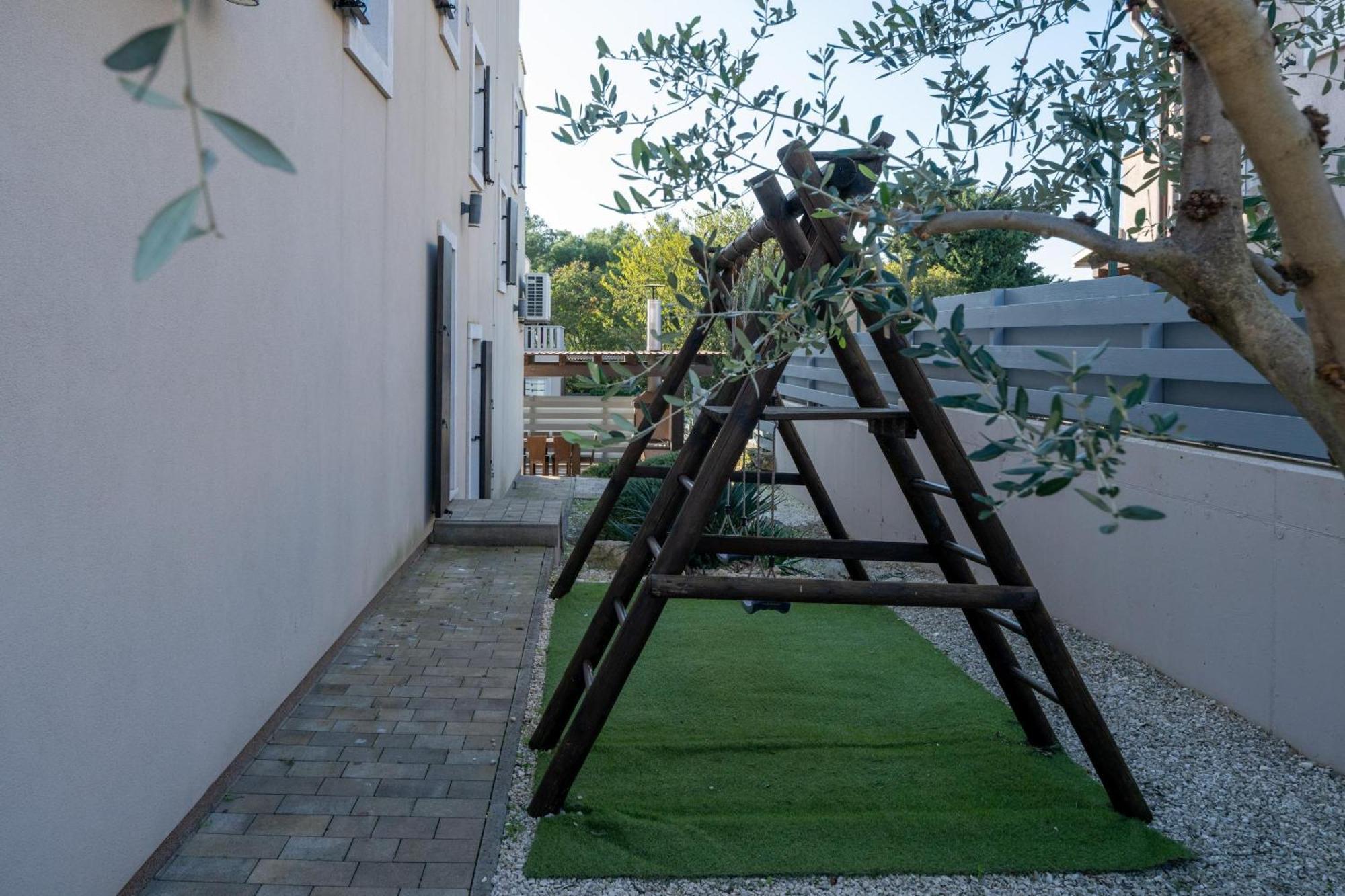 Villa Castagna Near The Sea With Private Pool And Sauna Premantura Exterior photo